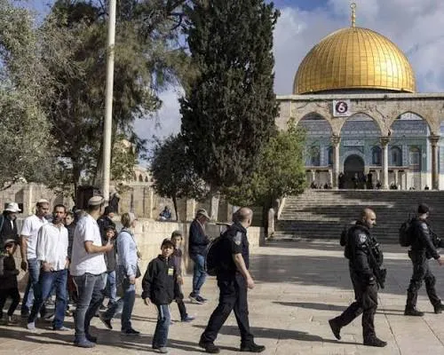 مستعمرون يقتحمون المسجد الأقصى